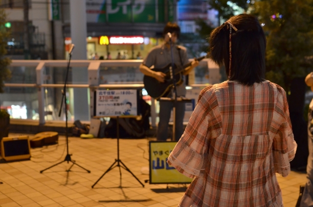 【やさしい日本語】路上（ろじょう）ライブ