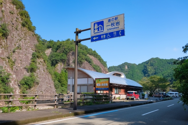 【やさしい日本語】道（みち）の駅（えき）